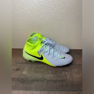 Nike Phantom Luna 2 Elite FG “Mad Voltage Pack”
- Size 5 Men / 6.5 Women.